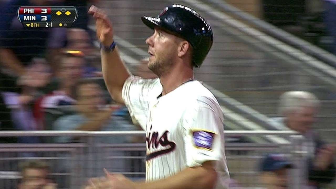 PHI@MIN: Thomas scores on De Fratus' wild pitch