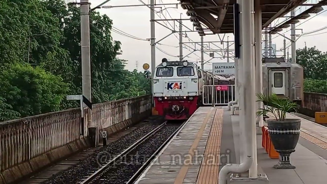 Melihat KA yang akan pulang dipo dan persiapan dinas. 