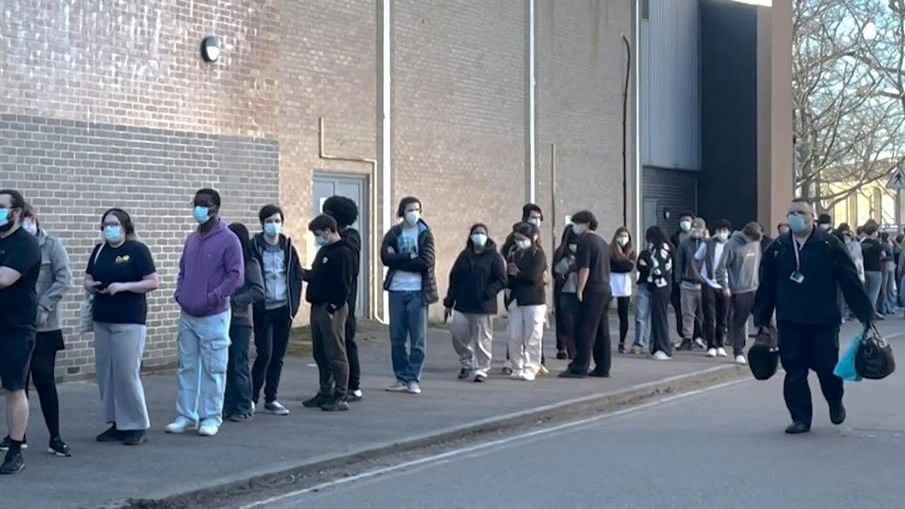 Hundreds of students queue for meningitis vaccines in southeast England | AFP