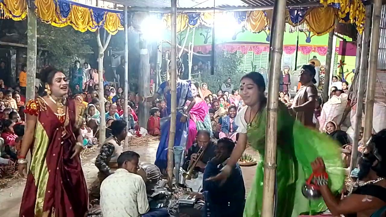 মনসা দেবির বিয়ালো মাথায় ঘোমটা দিয়ালো। 