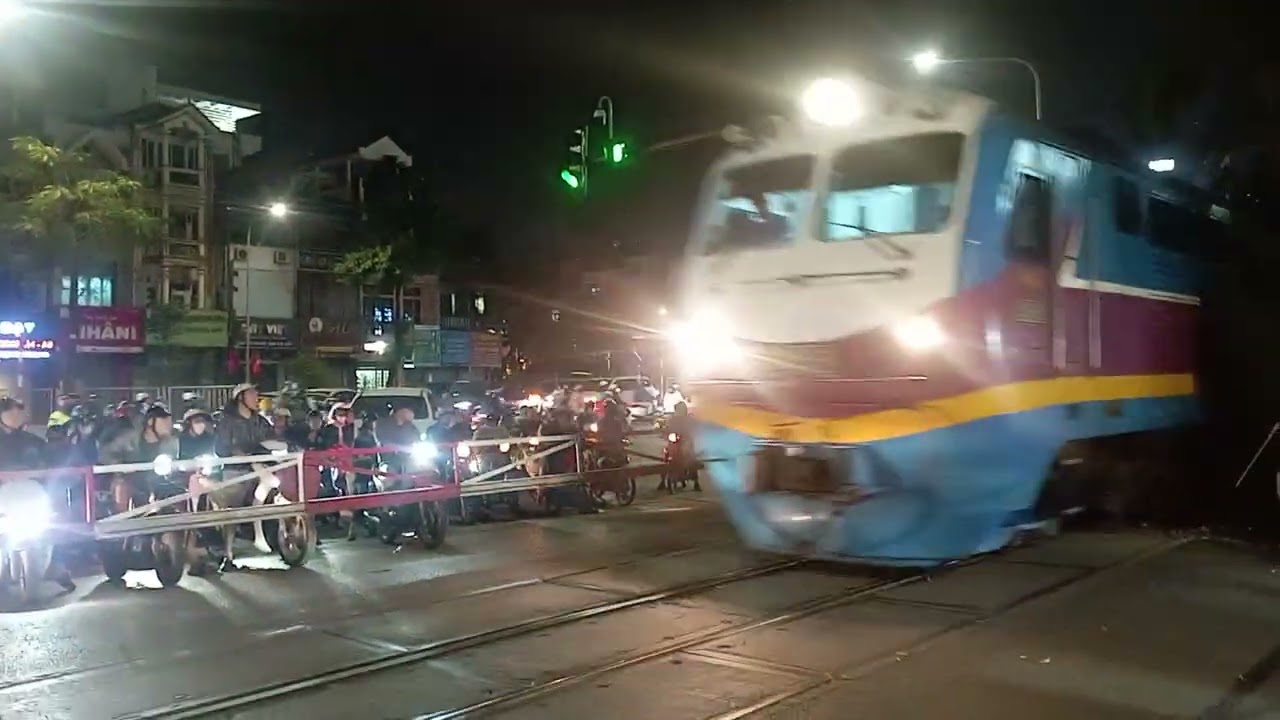 D19E - 978 kéo tàu SE6 về ga Hà Nội qua chắn Kim Liên C có toa Pepsi