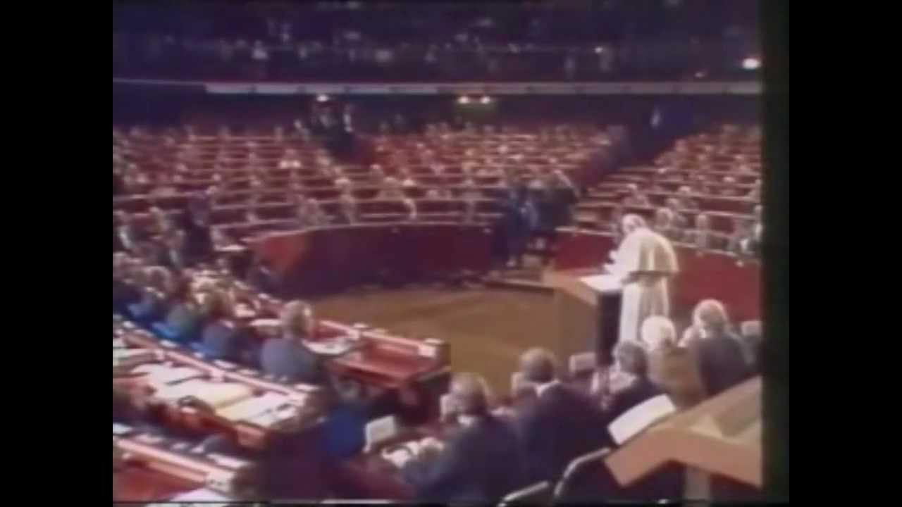 Ian Paisley Heckles the Pope (1988)