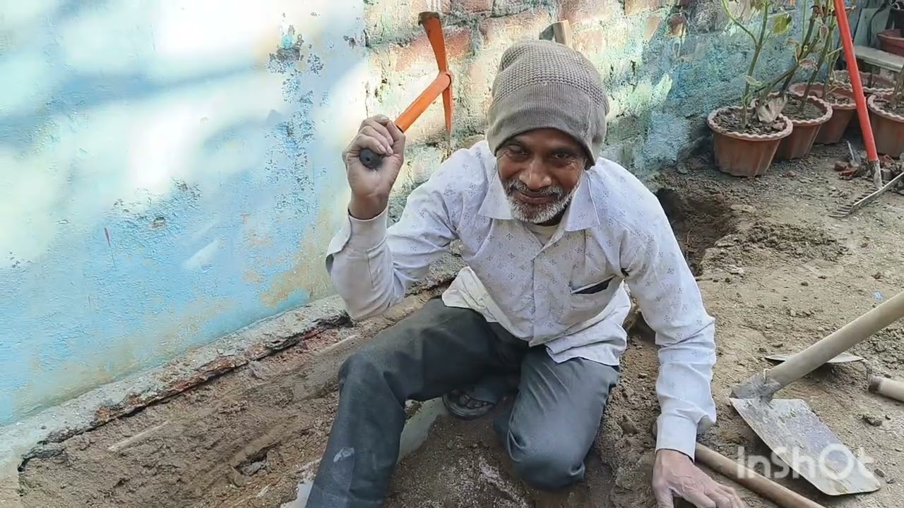 दीनदयाल काम कर रहे हैं