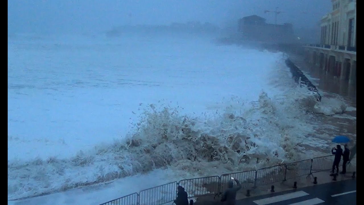 Biarritz : des passants se font surprendre par une vague durant la tempête Ciara