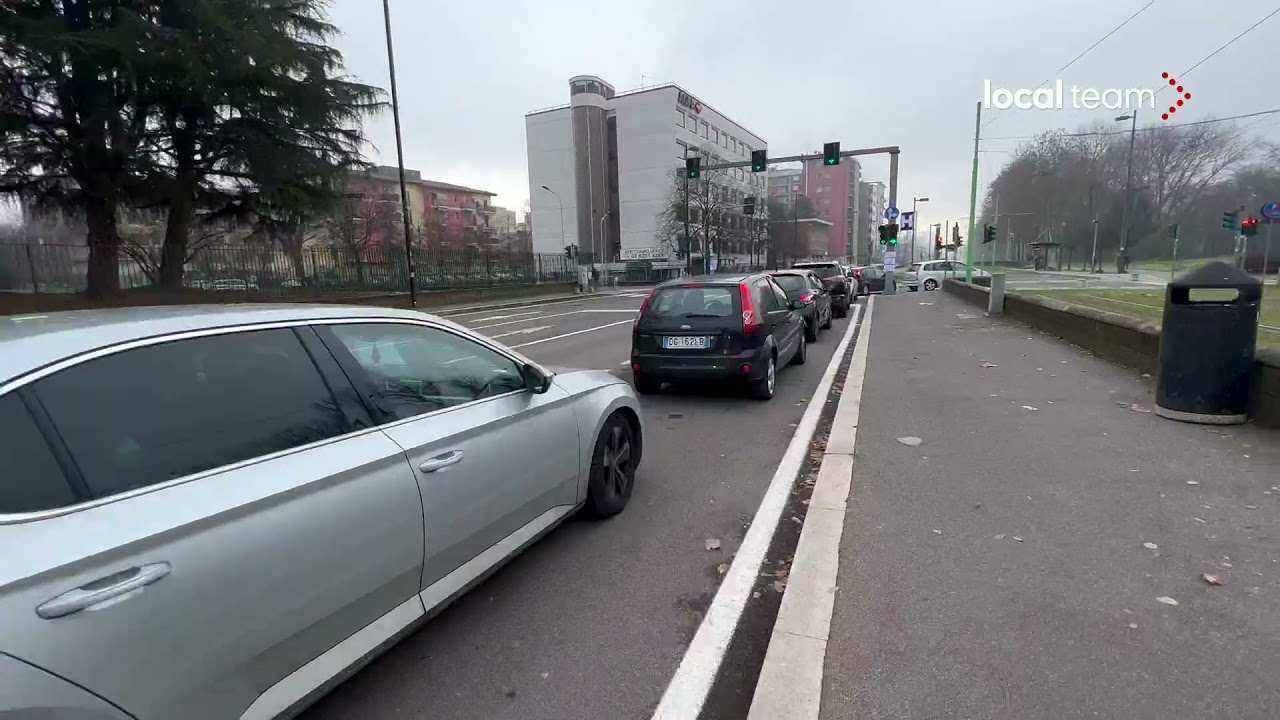 Tamponi, ancora code incredibili: le auto incolonnate per accedere all'ospedale Bassini di Cinisello