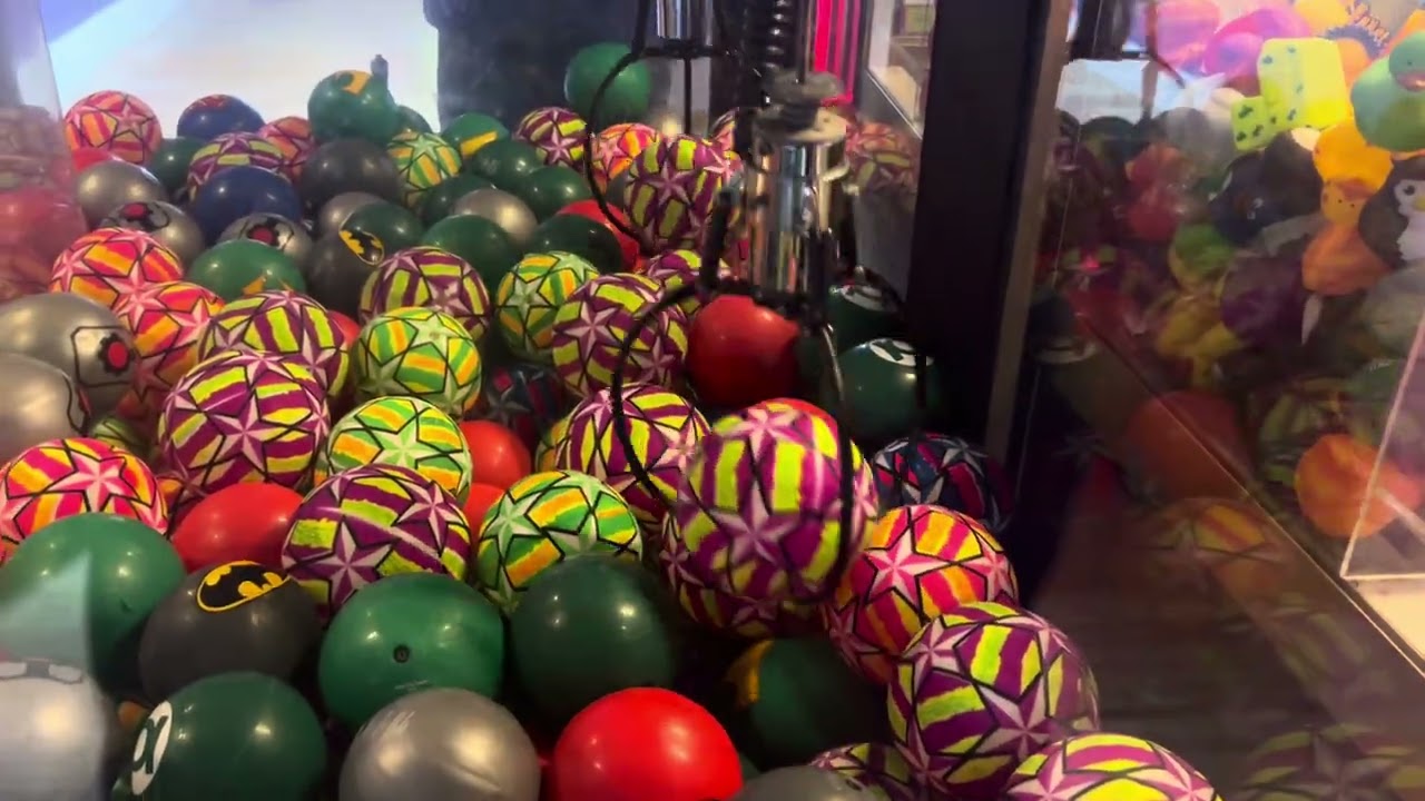 ice Unknown Claw machine at Metro bowl (Rainforest cafe Model) (low volume)