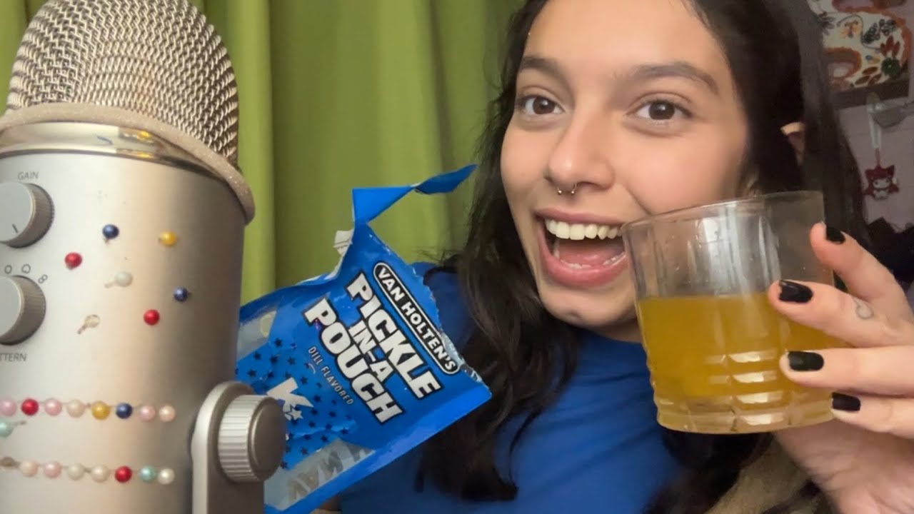 ASMR Comiendo PICKLE GIGANTE viral de TIKTOK| MOUTHSOUNDS| SOFIWI