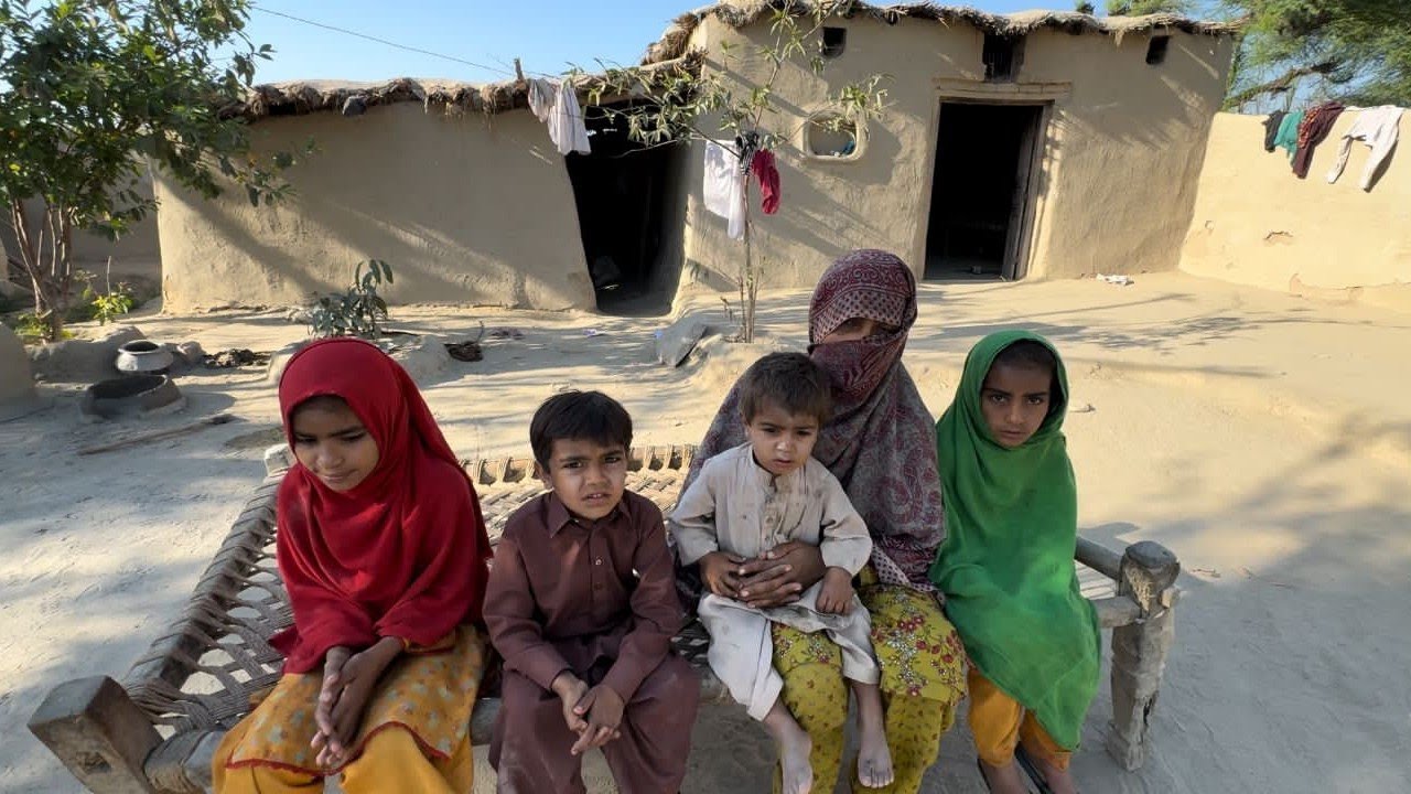 اپ اپنا فطرانہ اور صدقہ اس فیملی کو دیں // غریب فیملی کو راشن عید کے کپڑے اور واش روم کی اشد ضرورت