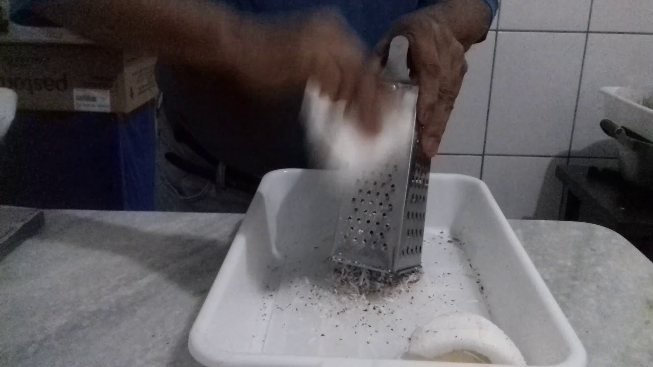 Coco ralado em flocos. Faça vc mesmo.