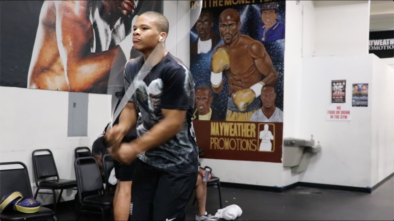 CURMEL MOTON WARMING UP WITH A JUMP ROPE WORKOUT MAYWEATHER GYM IN LAS VEGAS
