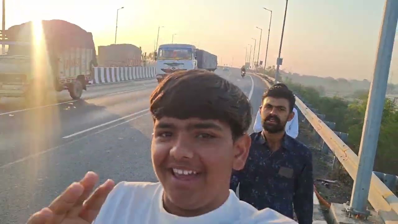 Road per Ham Kya kar rahe hain