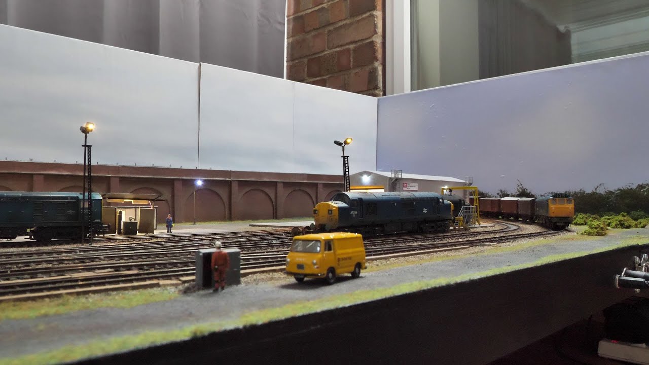 Weathering Tracks, Adding a sky backscenes. Bar Lane OO gauge 8x4 TMD modular layout Part 15