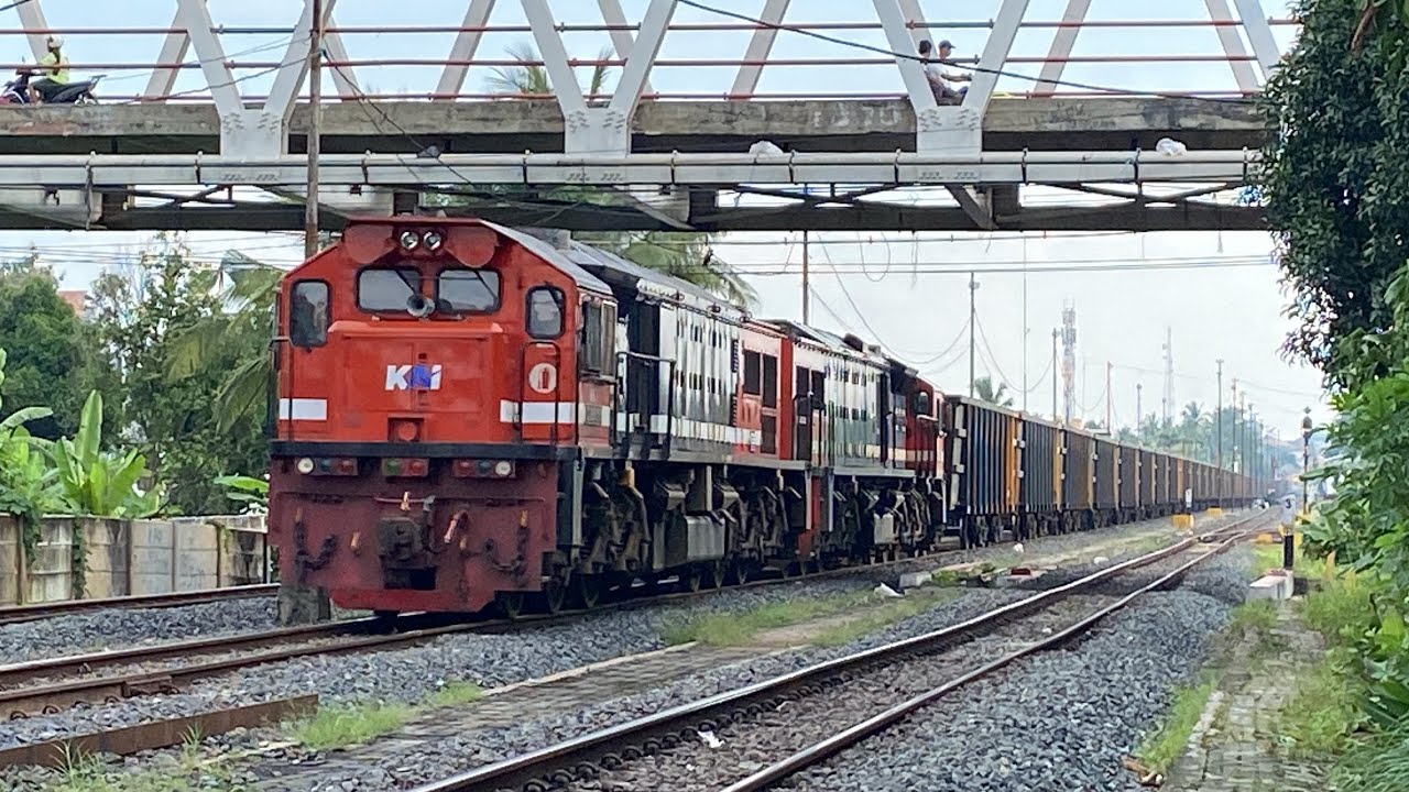 Persilangan antara KA Babaranjang di stasiun Tigagajah