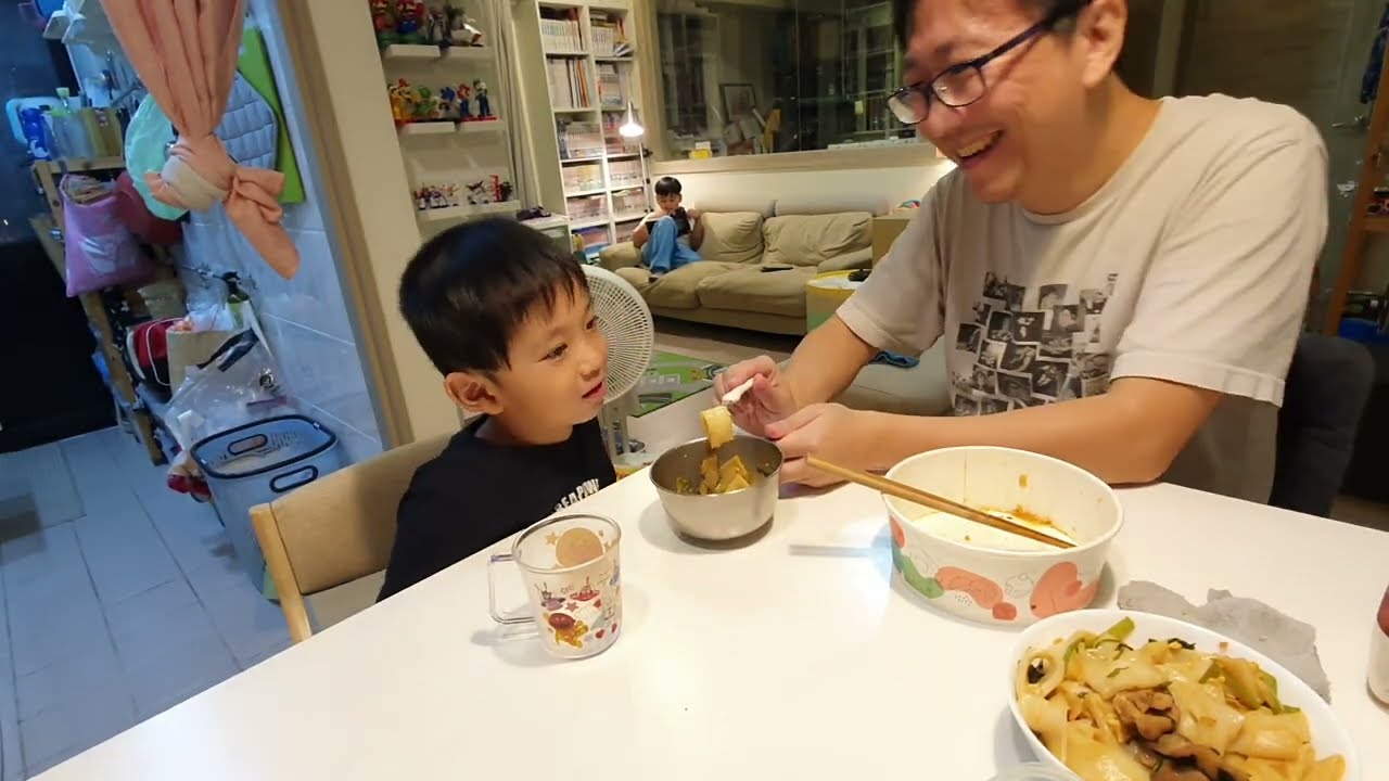 吃飯一直搖有比較好吃嗎？ 於是爸爸.. 咚3y10m16d
