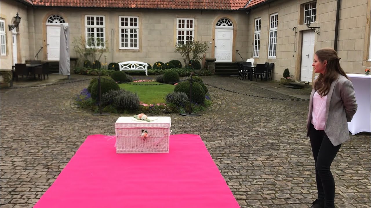 Wasserschloss Tecklenburg Haus Marck Hochzeitstauben mit pinken Teppich durch Trauredner
