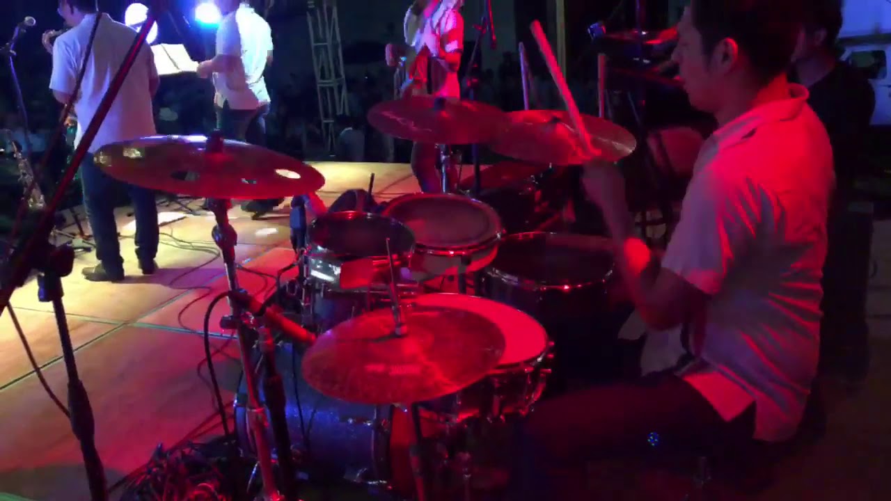 Tocando cumbia en bateria