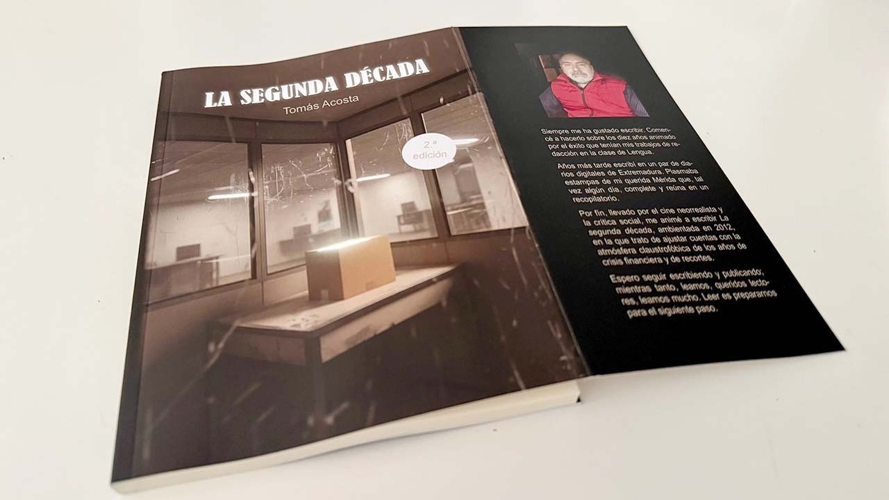 TVEX 07 03 26 ROMANITOS 192 El emeritense Tomás Acosta presenta su primera novela con humor negro