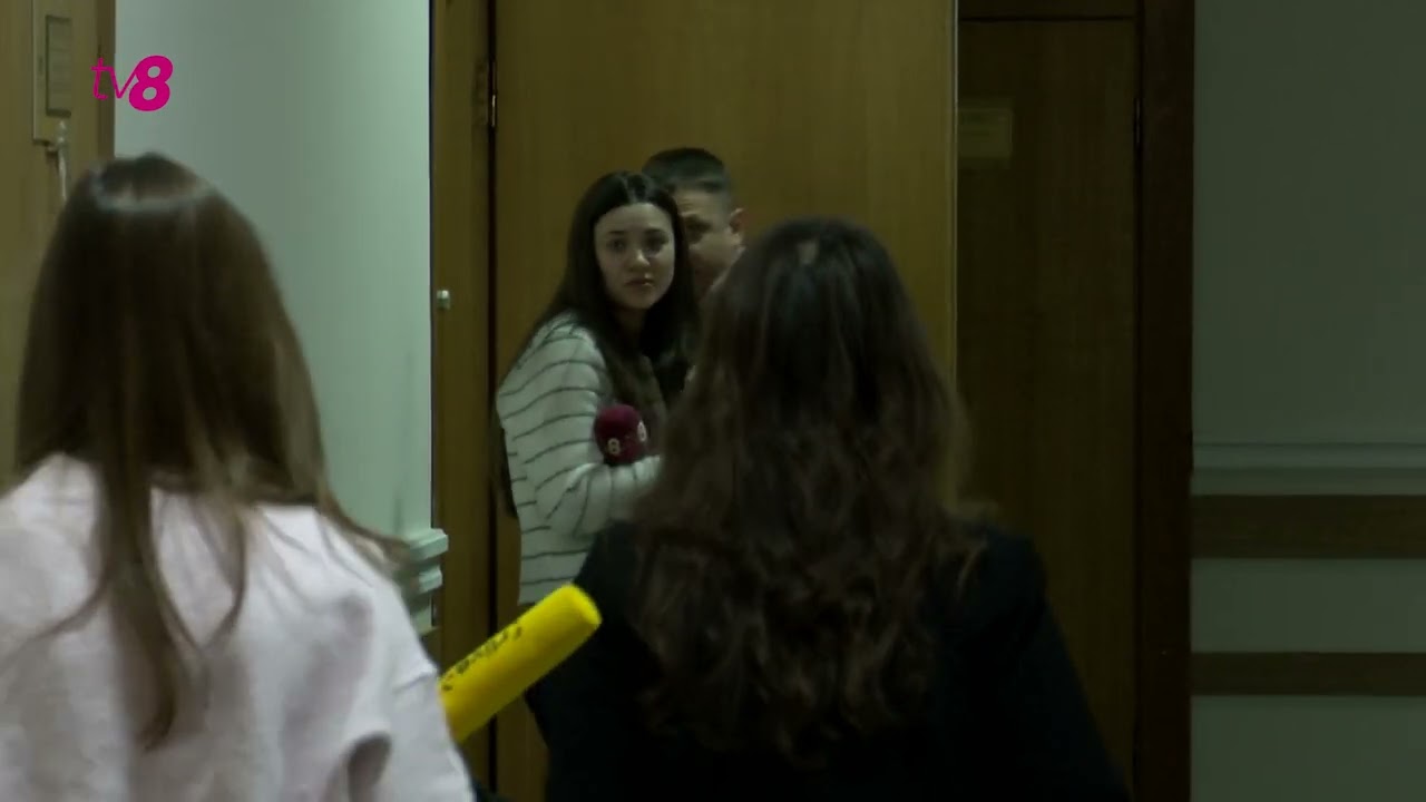 Momentul în care avocatul lui Igor Dodon prinde cu ușa mâna jurnalistei TV8, Camelia Ciornocan