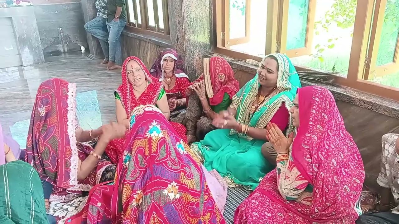 शिवरात्रि पर मंदिर में भजन 