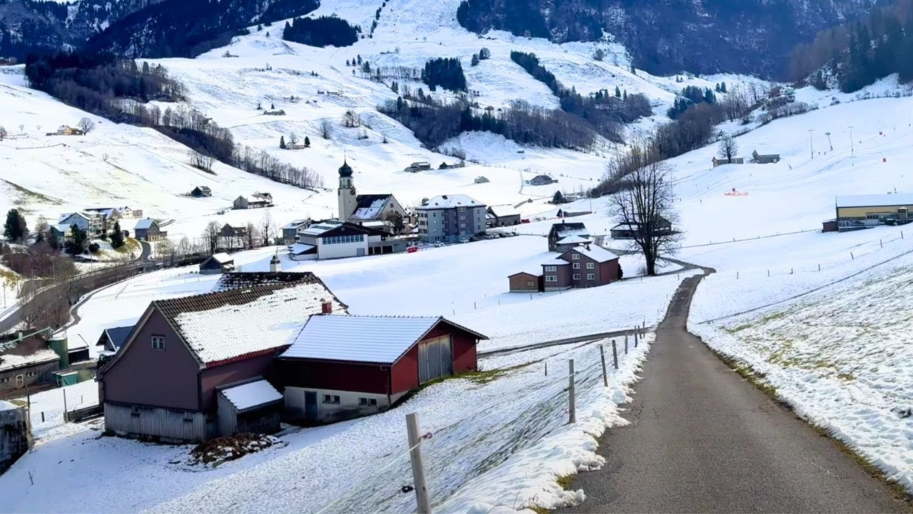 Weissbad, Schweiz &ndash; Verschneiter Spaziergang in einem wundersch&ouml;nen Schweizer Dorf&ndash; Winterwunderland
