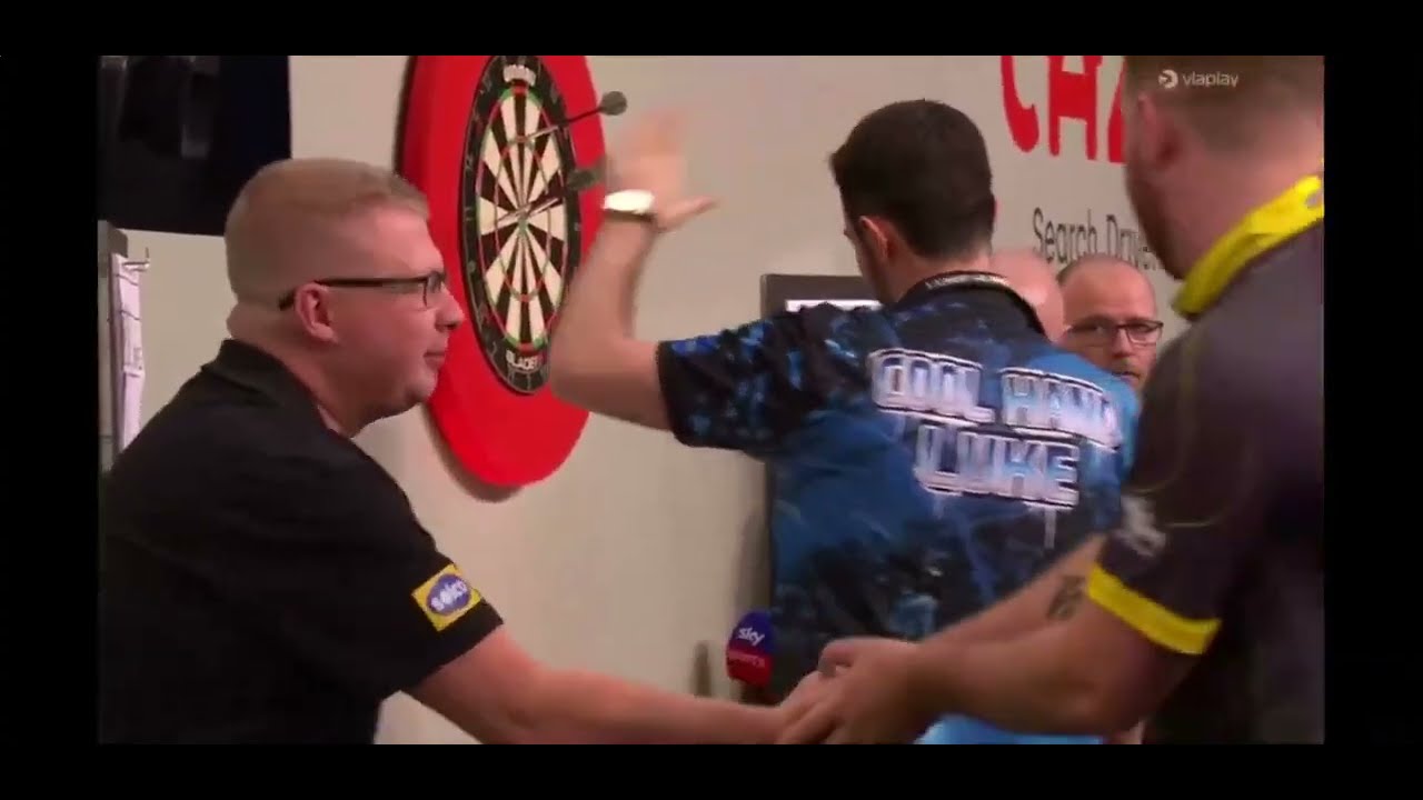 Scott Williams Gives Luke Humphries The Middle Finger