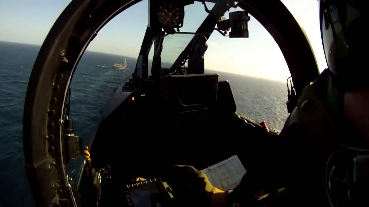 Carrier Charles de Gaulle, Etendard trap