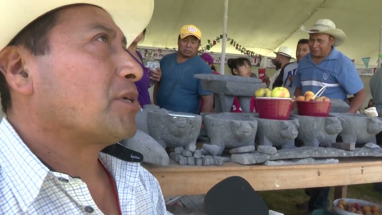 Artesanos poblanos aprovechan la roca volcánica del #Popocatépetl para crear molcajetes y metates