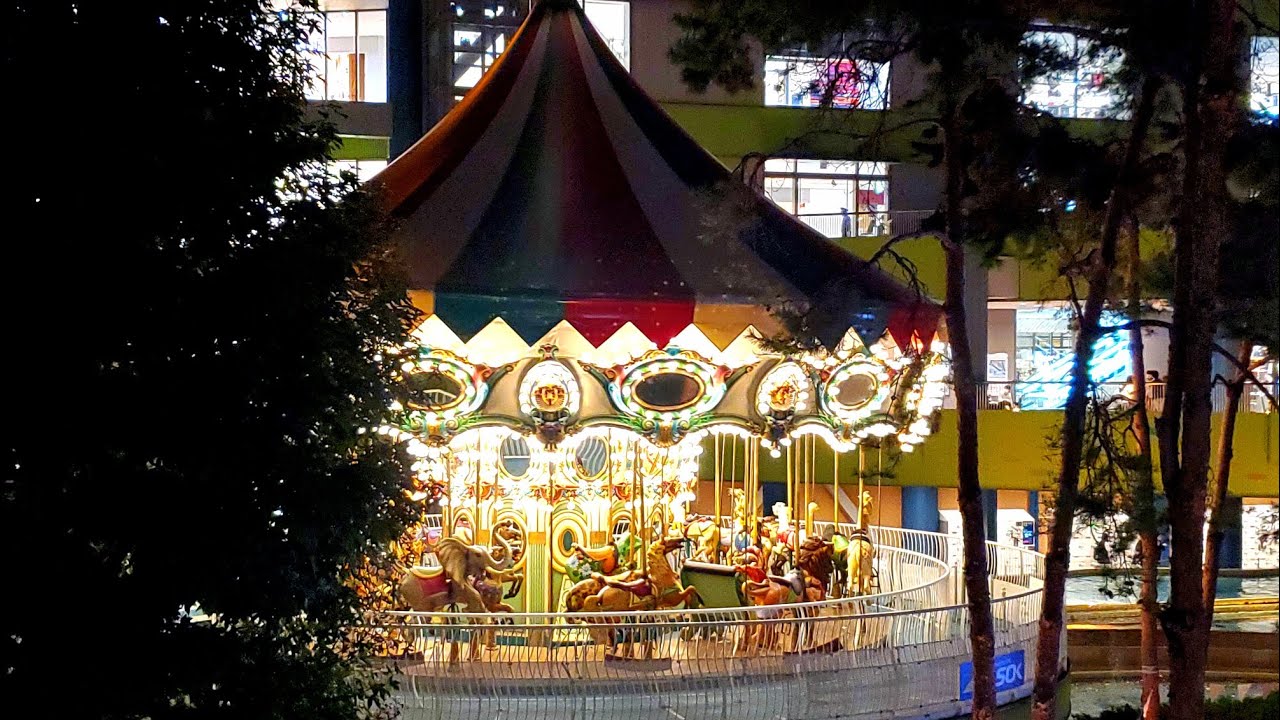 夜のメリーゴーランド［遊園地］
