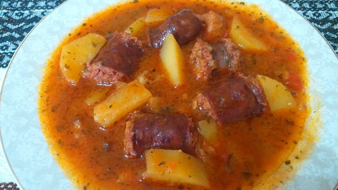 #Tocăniță de #cartofi cu #pulpă de porc și #cârnați!