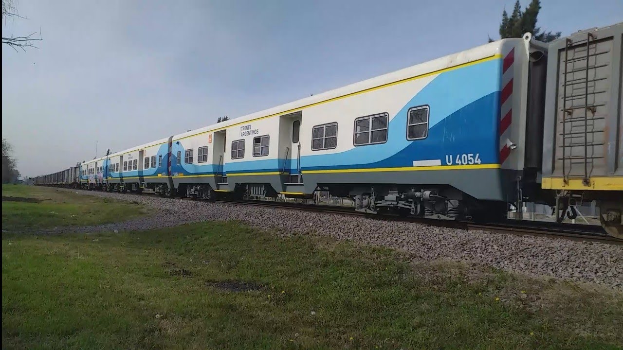 Tren de Trenes Argentinos Cargas N&deg;5002 con traslado de 3 coches Pasando por km.35/36.