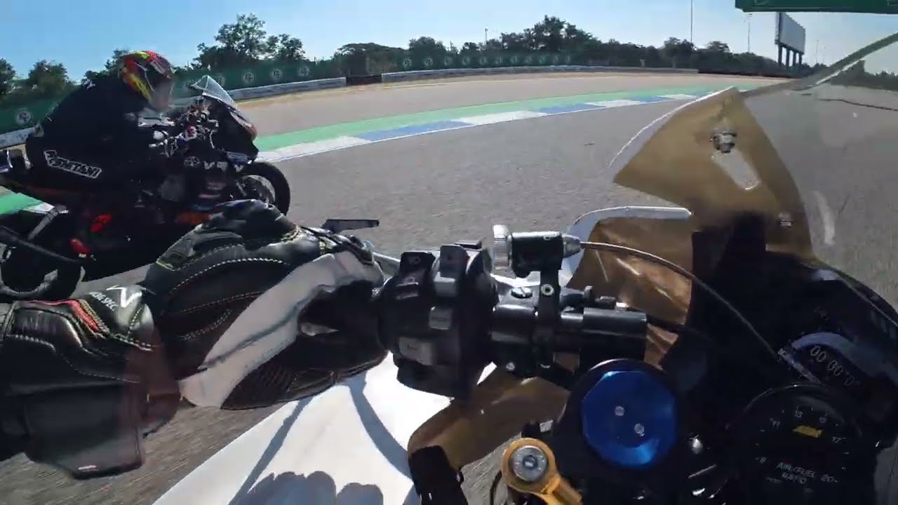 CBR600RR vs CBR1000RR-R’s at Chang International Circuit