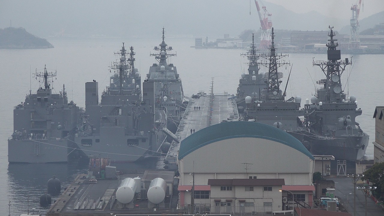 2026海上自衛隊呉基地空母KAGA「2月15日（日）空母KAGA改造工事でドック入り。呉基地では、外洋航海船団入港中！」