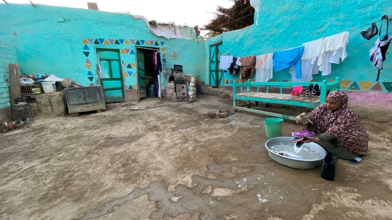 حماتي بتقولي كل ماجي عندك القا بيتك متكركب ومعفين قومت واخت ازدالي  في اسناني وجيبت البيت عليه واطيه