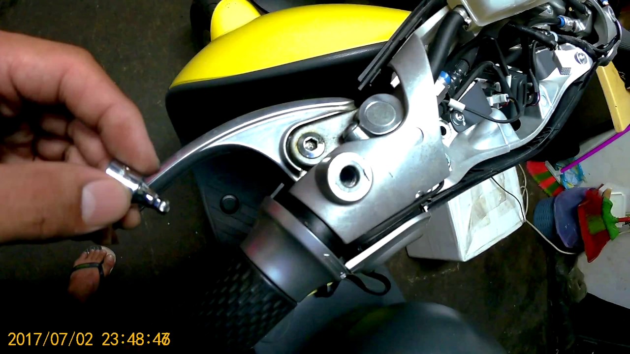 GOGORO 1系列，後視鏡及面板拆裝，煞車拉桿上油保養。