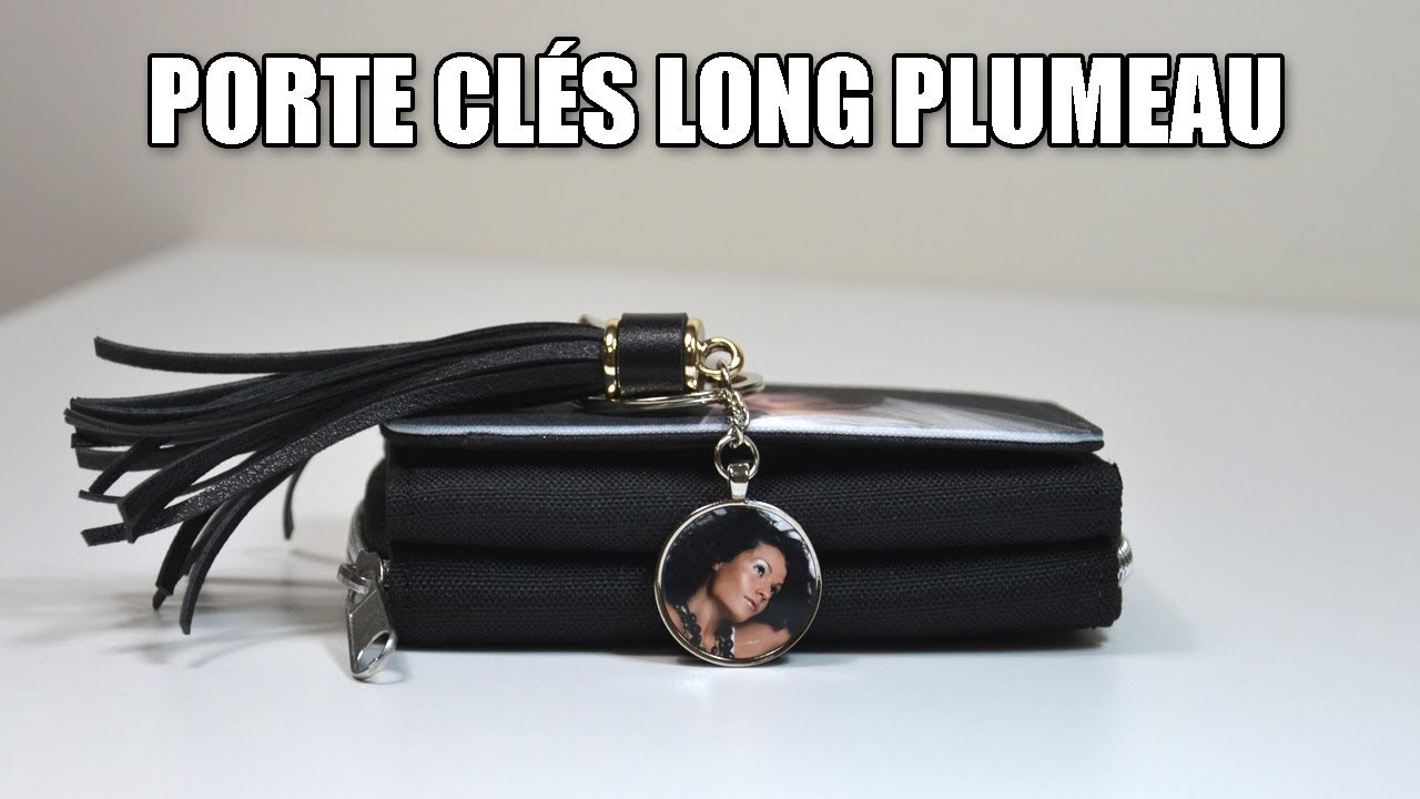 Porte cl&eacute;s plumeau noir avec son m&eacute;daillon rond personnalisable