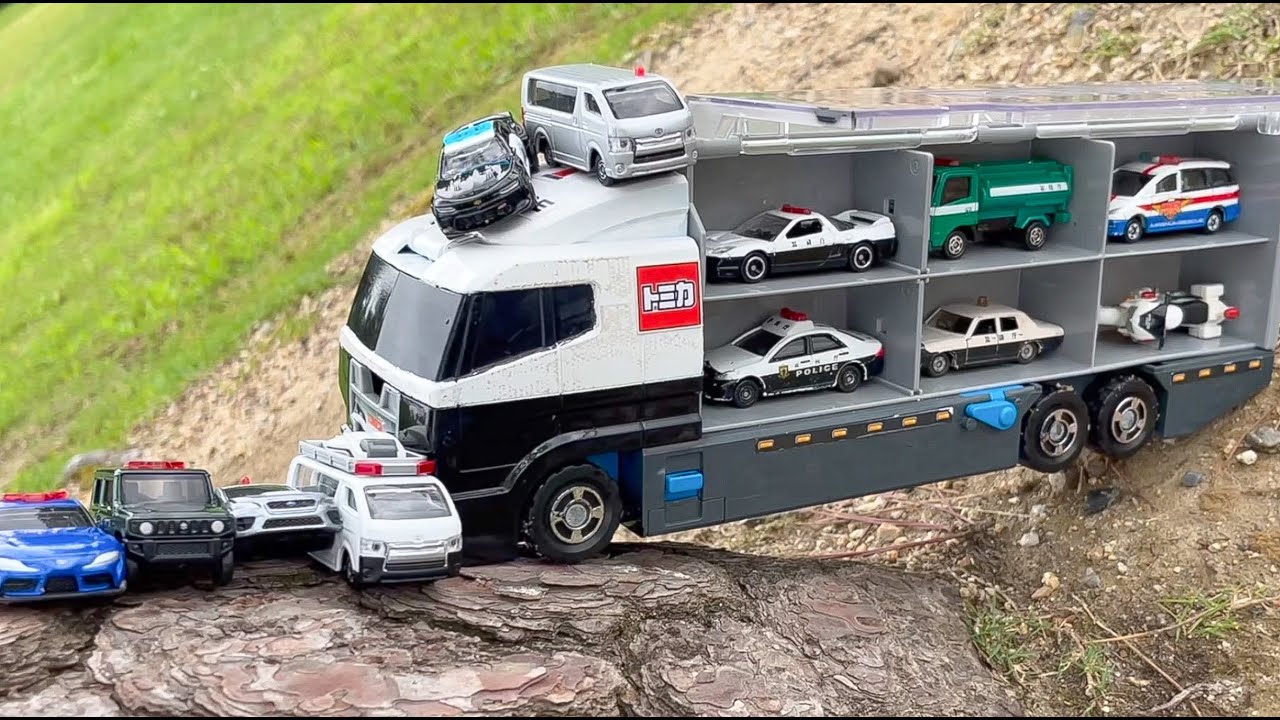 【トミカ】緊急車両パトカーたちをコンボイトラックにのせていく！[Tomica] Put emergency vehicle police cars on a convoy truck!