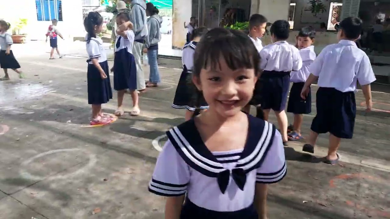 RA CHƠI THÔI CÁC BẠN NHỎ, LỚP 1. 