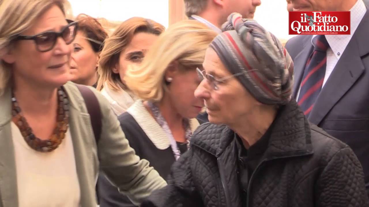 Marco Pannella, arrivo del feretro alla Camera: il saluto commosso di Emma Bonino