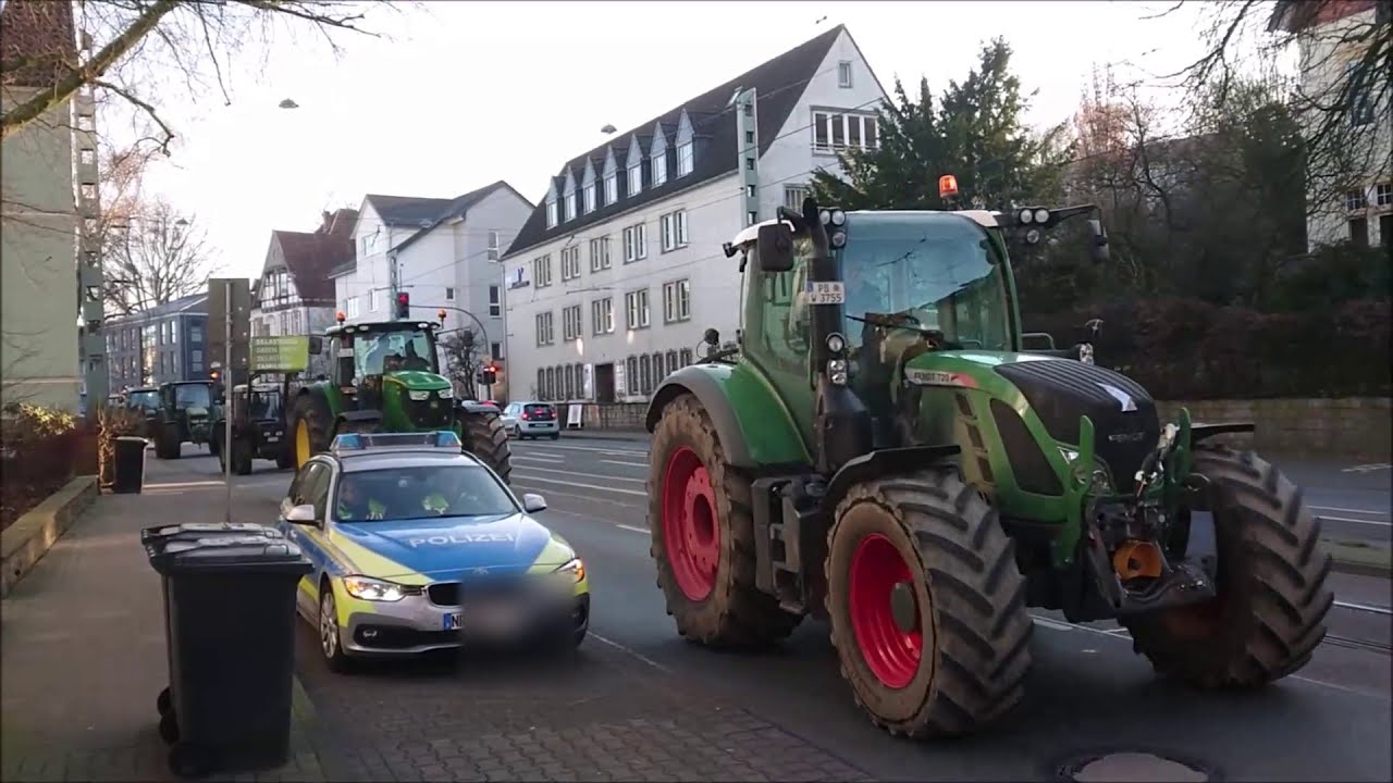 Rettungswagen der BF Bielefeld musste an der Trecker-Demo vorbei