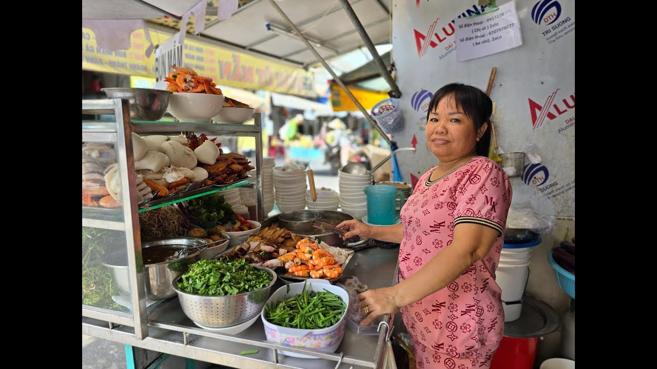 Bún mắm nấu tôm sông, mực biển dậy mùi tưng bừng chợ Phú Thọ Sài Gòn