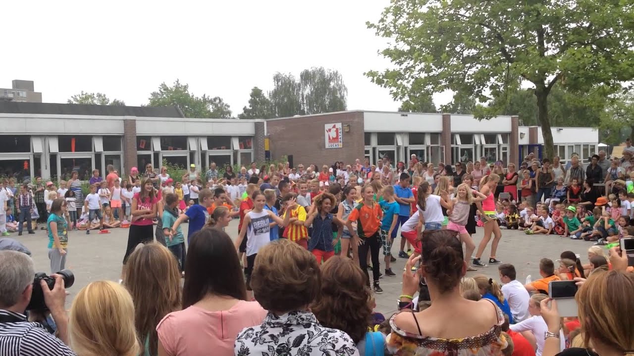 Lucas Batau groep 8 zingt: Welkom in de tv kantine