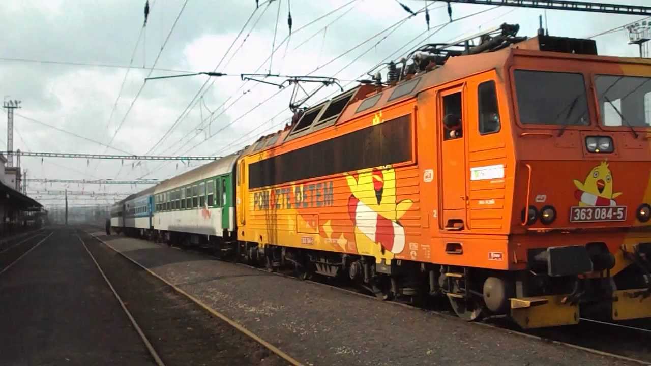 Příjezd a odjezd vlaku Os 7055 (ČD 363.084) - Chomutov, 10. 3. 2013