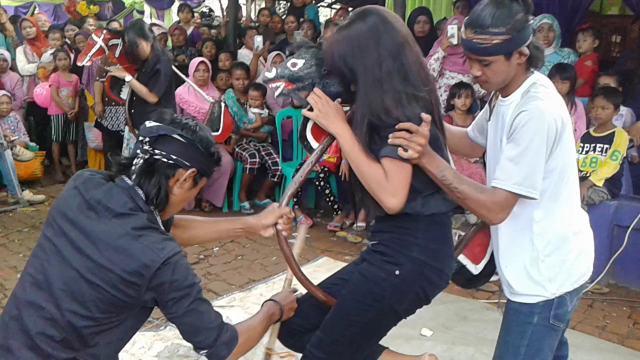 Kesurupan jaran lumping sampe terbang.....