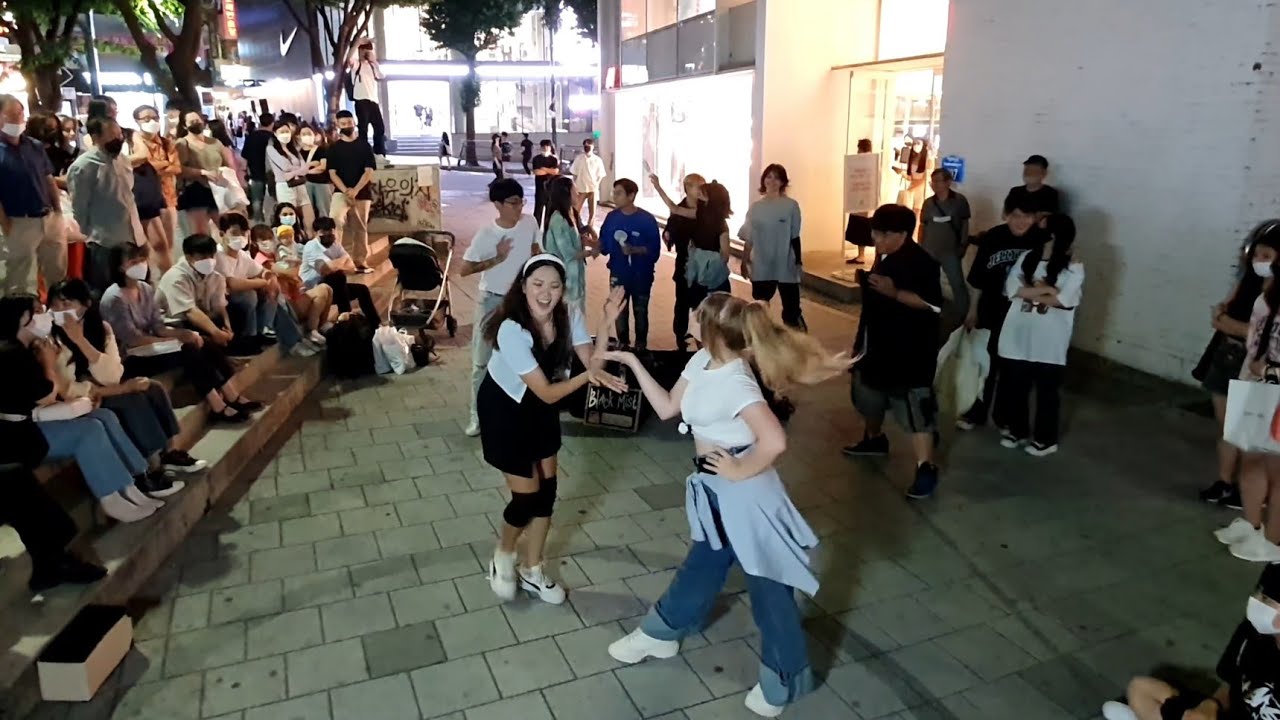 MONDAY. BLACK MIST: LIA & BEL. CUTE ATTRACTIVE HONGDAE BUSKING.