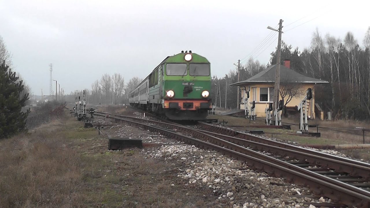 SU46-054 TLK Solina przejeżdża przez stację w Lipie