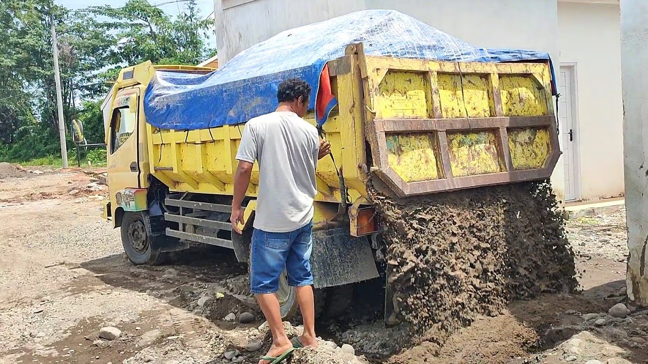 Truk Jomplang. Mobil Truk CANTER HDX Bongkar Muatan PASIR Saring FULL BAK Menggunung DILOKASI SEMPIT
