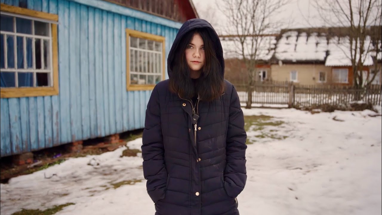 The lonely life of a girl and her disabled father in an abandoned village.