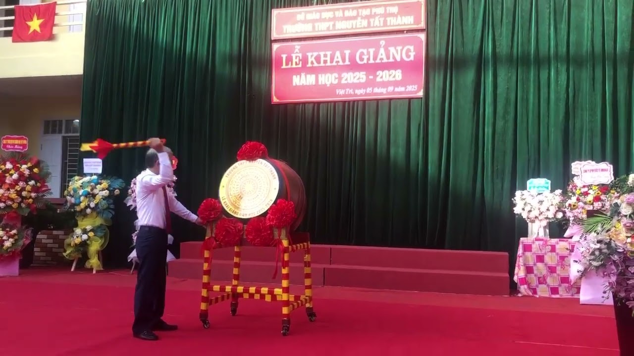 Trường THPT Nguyễn Tất Thành tỉnh Phú Thọ.Thầy Nguyễn Văn Thư hiệu trưởng Đánh trống khai giảng25-26