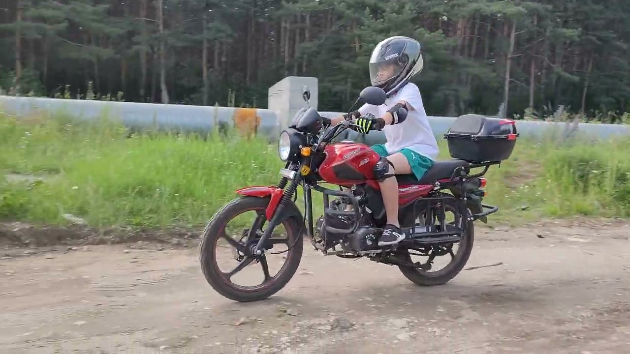 Учу сына ездить на мотоцикле
