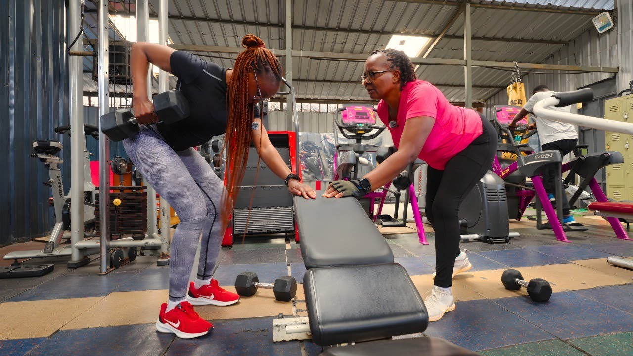 Тренировка с гантелями в спортзале с малышом